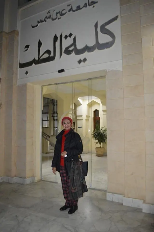 د. هبة أمام كلية الطب، جامعة عين شمس