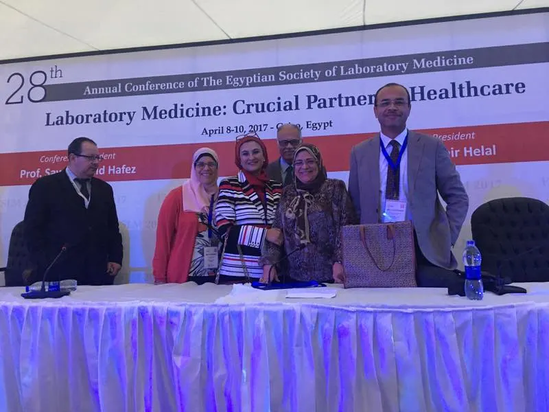 د. هبة مع زملاء في مؤتمر الطب المختبري